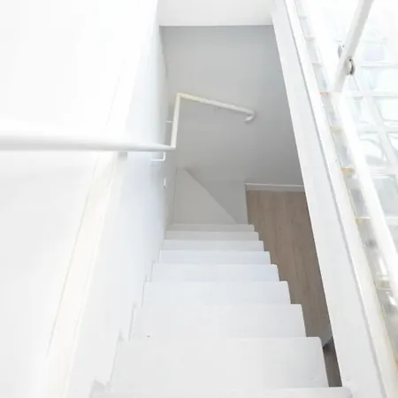 Design And Bright Flat Near Republique Paryż