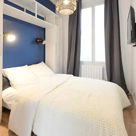 Design And Bright Flat Near Republique Paryż