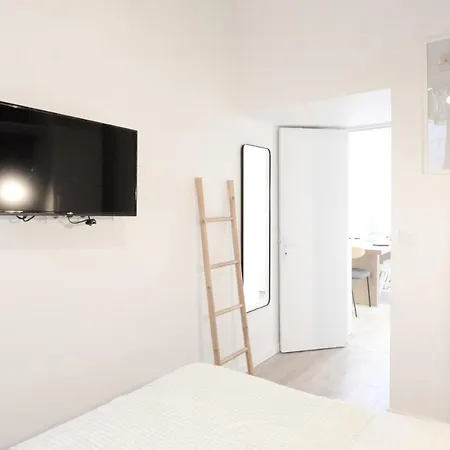 Design And Bright Flat Near Republique Paryż